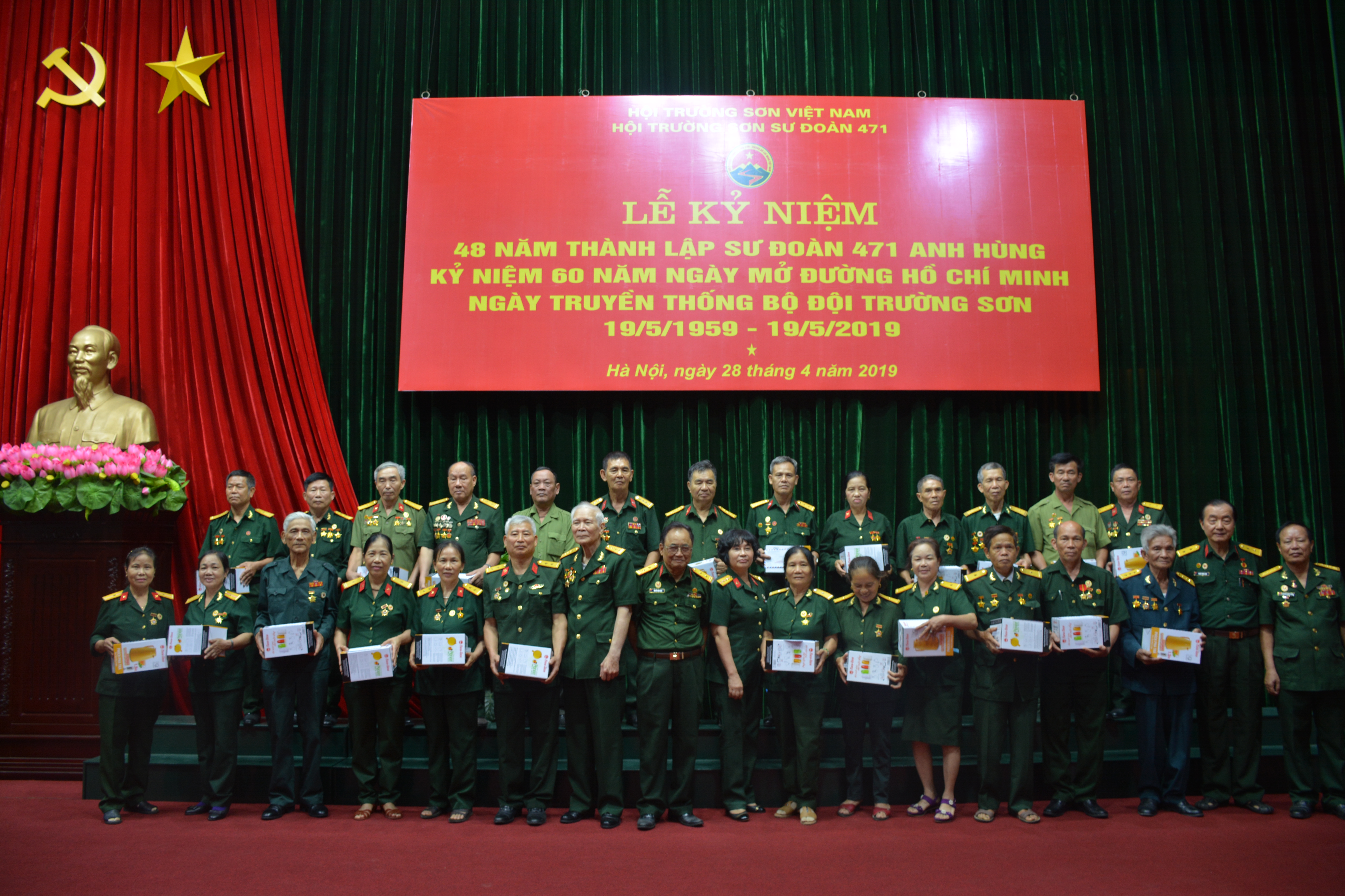 Hội Trường Sơn Sư đoàn 471 trao 25 suất quà tặng gia đình chính sách, người có công