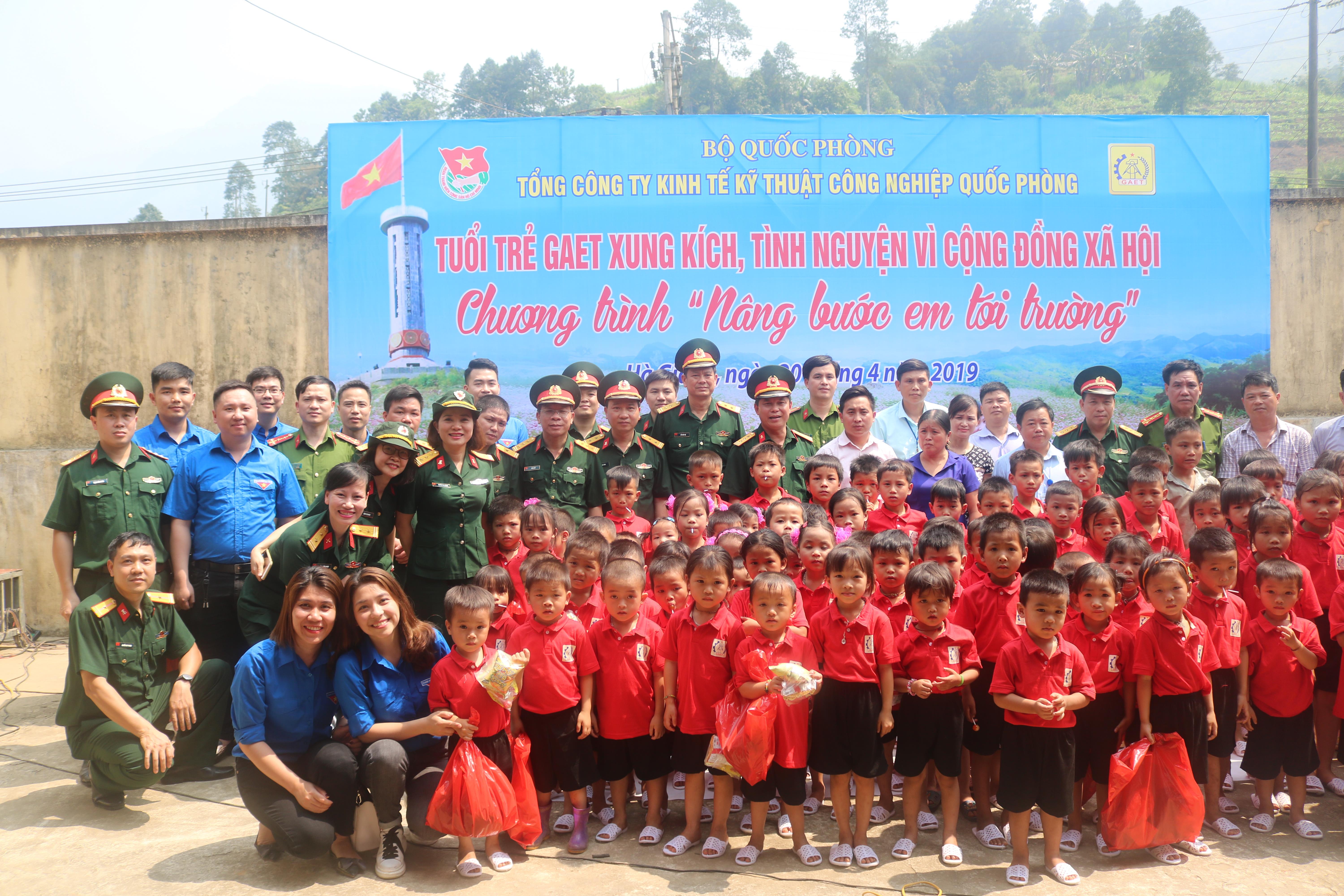 “Nâng bước em tới trường” ở Bắc Mê