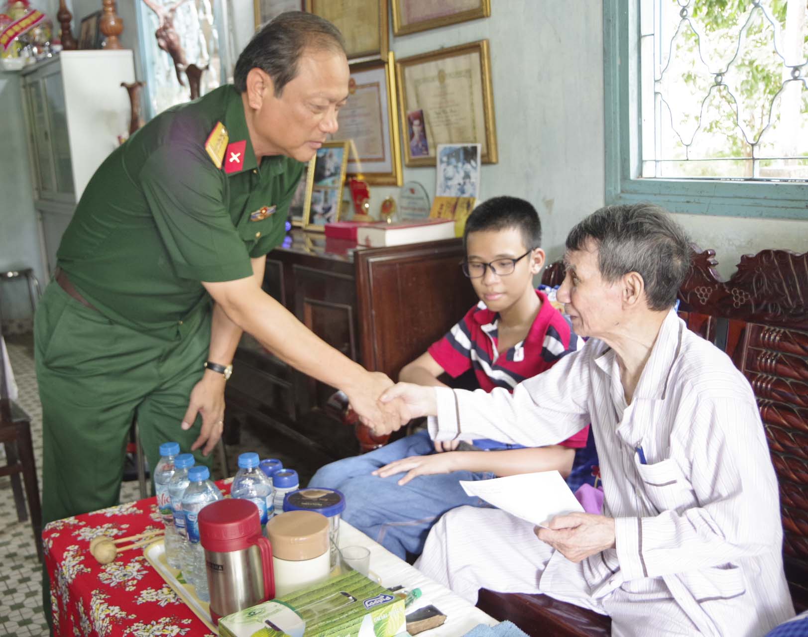 Bộ CHQS tỉnh Tây Ninh thăm tặng quà gia đình chính sách tiêu biểu