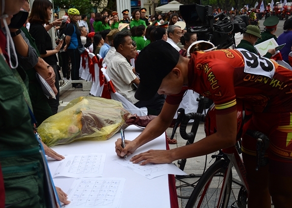 Các tay đua đăng ký trước chặng đua.