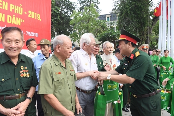 Cùng với đua xe đạp, ban tổ chức phối hợp với các nhà tài trợ tổ chức tặng quà cho đối tượng chính sách, trẻ em nghèo hiếu học tại các địa phương cuộc đua đi qua. Trong ảnh: Đại tá Đoàn Xuân Bộ, Phó tổng biên tập Báo Quân đội nhân dân tặng quà cho các đối tượng chính sách TP Hà Nội.