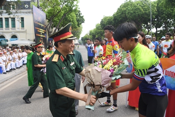 Thiếu tướng Phạm Văn Huấn, Bí thư Đảng ủy, Tổng biên tập Báo QĐND, Chủ tịch Liên đoàn Xe đạp-Mô tô thể thao Việt Nam, Trưởng ban Tổ chức Cuộc đua tặng hoa cho các đội đua dự cuộc đua xe đạp