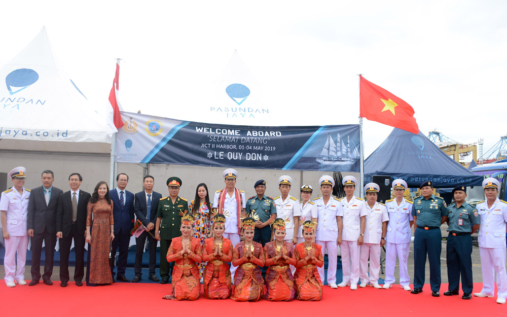Tàu buồm 286/Lê Quý Đôn cập cảng Tanjung Priok, bắt đầu thăm Indonesia