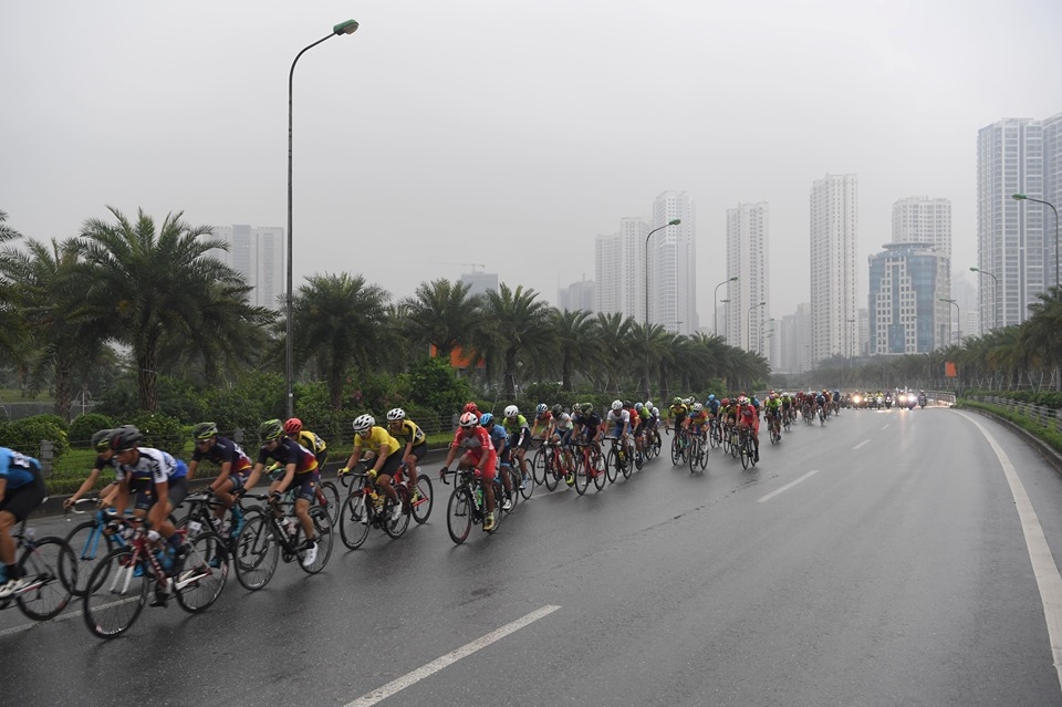 Những đoạn đường đầu của đường đua, các tay đua thăm dò lẫn nhau để chuẩn bị cho các pha bứt tốc.