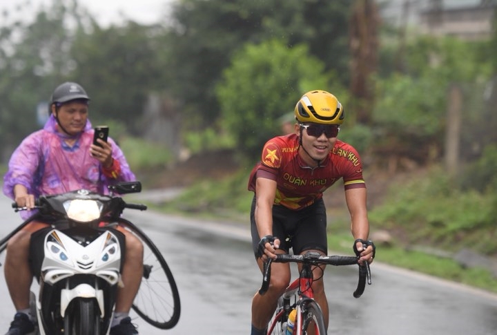 Tay đua Huỳnh Thanh Tùng của đội Quân khu 7 bứt phá thành công và một mình vượt đèo Dốc Cun.