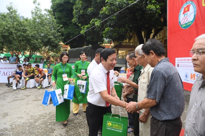 Ban tổ chức, lãnh đạo tỉnh Hòa Bình và các nhà tài trợ trao quà, tặng nhà tình nghĩa cho các đối tượng chính sách tại địa phương; tặng học bổng cho các học sinh hiếu học, có hoàn cảnh khó khăn.