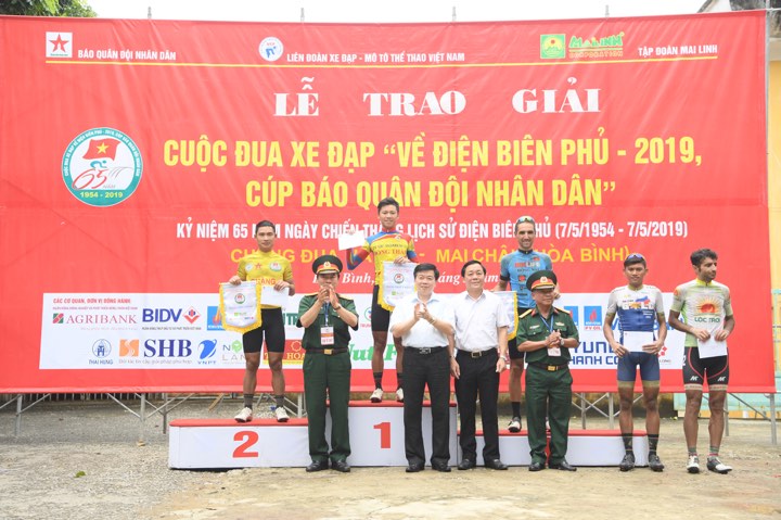 Chặng 2, TP Hà Nội - Hòa Bình: Tay đua Phan Hoàng Thái về đích đầu tiên