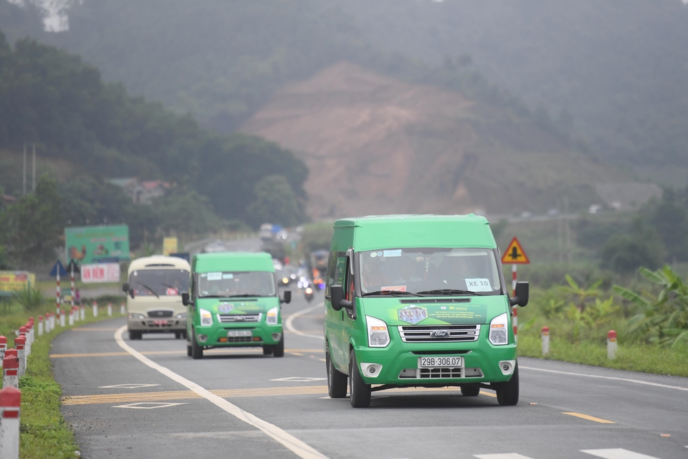 Đoàn xe của Tập đoàn Mai Linh đồng hành cùng cuộc đua.