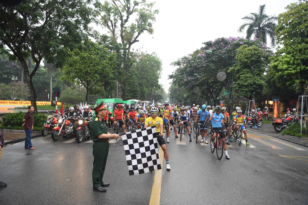 Thiếu tướng Phạm Văn Huấn, Bí thư Đảng ủy, Tổng biên tập Báo QĐND, Chủ tịch Liên đoàn Xe đạp-Mô tô thể thao Việt Nam, Trưởng ban Tổ chức Cuộc đua, phất cờ hiệu bắt đầu chặng đua thứ 2.