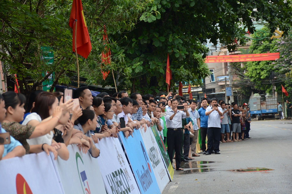 Người dân thị trấn Mai Châu nhiệt tình cổ vũ đoàn đua.