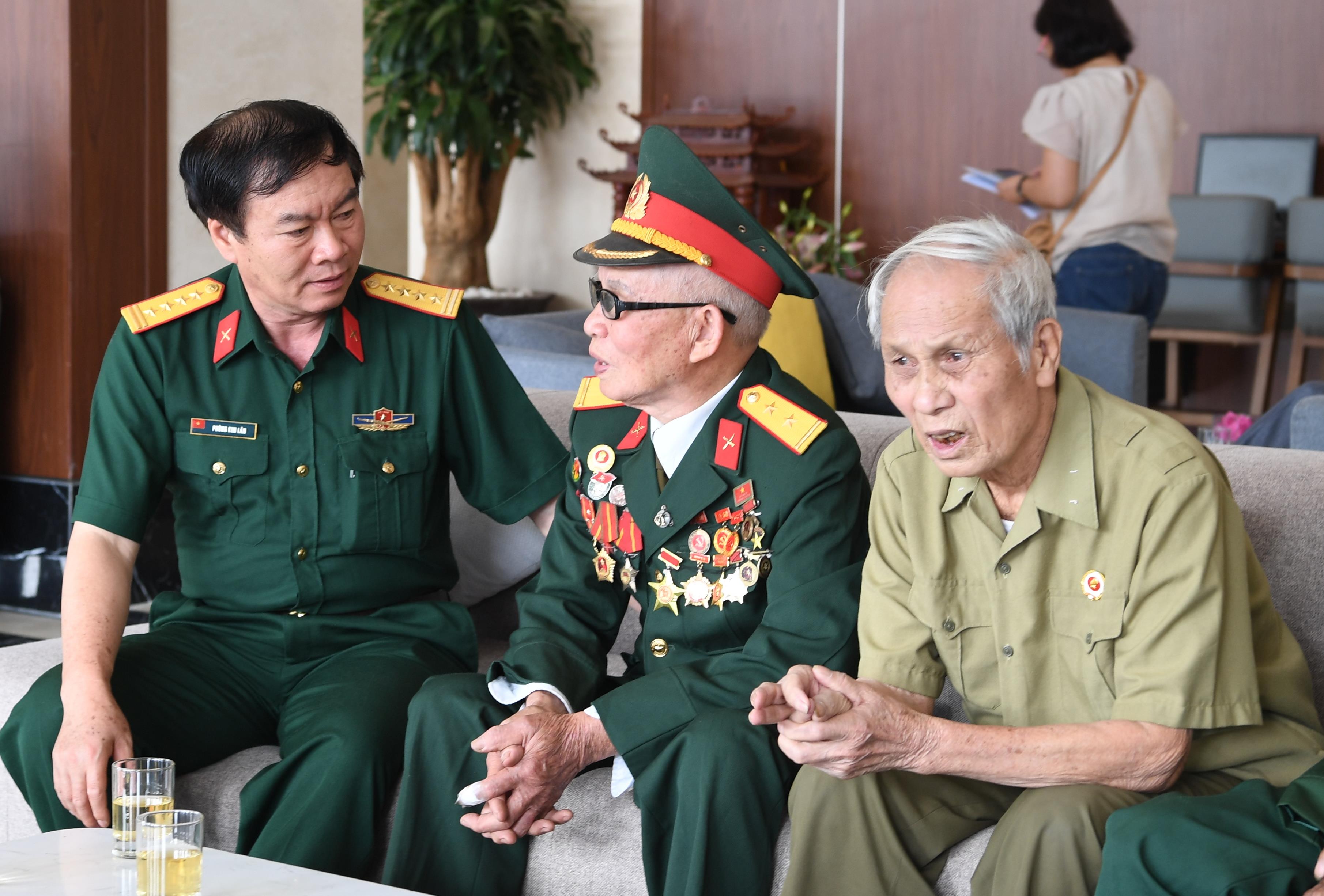 Ân tình chiến sĩ Điện Biên