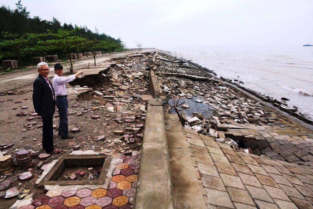 Nỗi lo bờ kè ven biển bị sạt lở nghiêm trọng