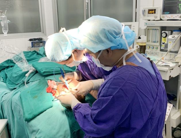 Bệnh viện Việt Đức cứu sống bé trai bị chó cắn trong tình trạng nguy kịch