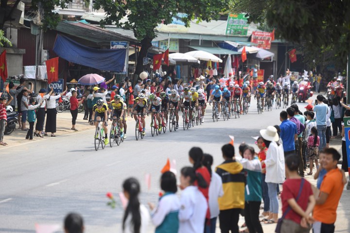 Tại những nơi đi qua, đoàn đua đều nhận được sự cổ vũ nhiệt tình của nhân dân địa phương.