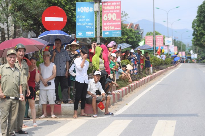 Dù thời tiết nắng nóng, nhưng rất đông người dân vẫn đứng chờ, cổ vũ đoàn đua.