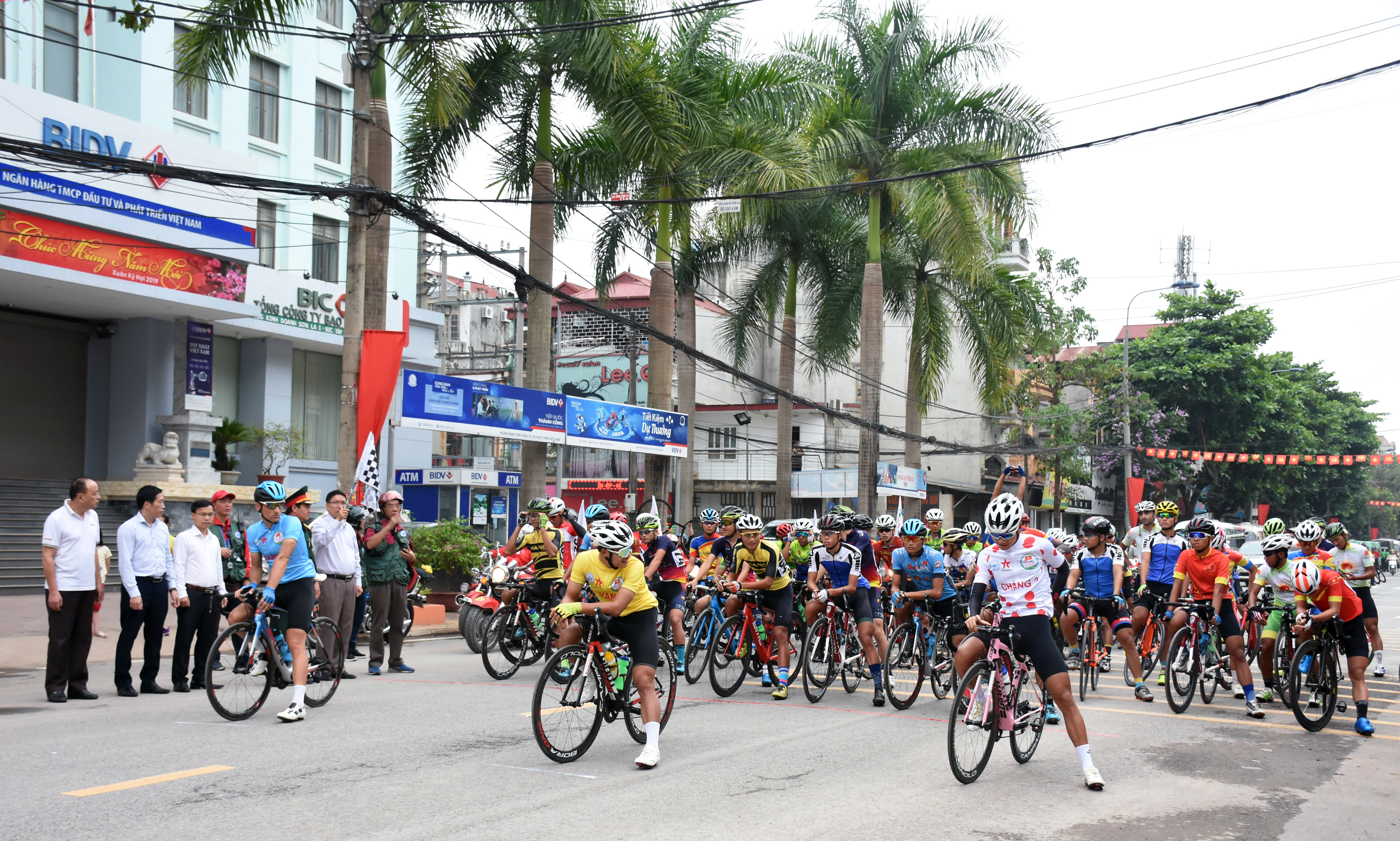 Bắt đầu khởi tranh chặng đua thứ 3 từ TP Sơn La đến TP Điện Biên Phủ