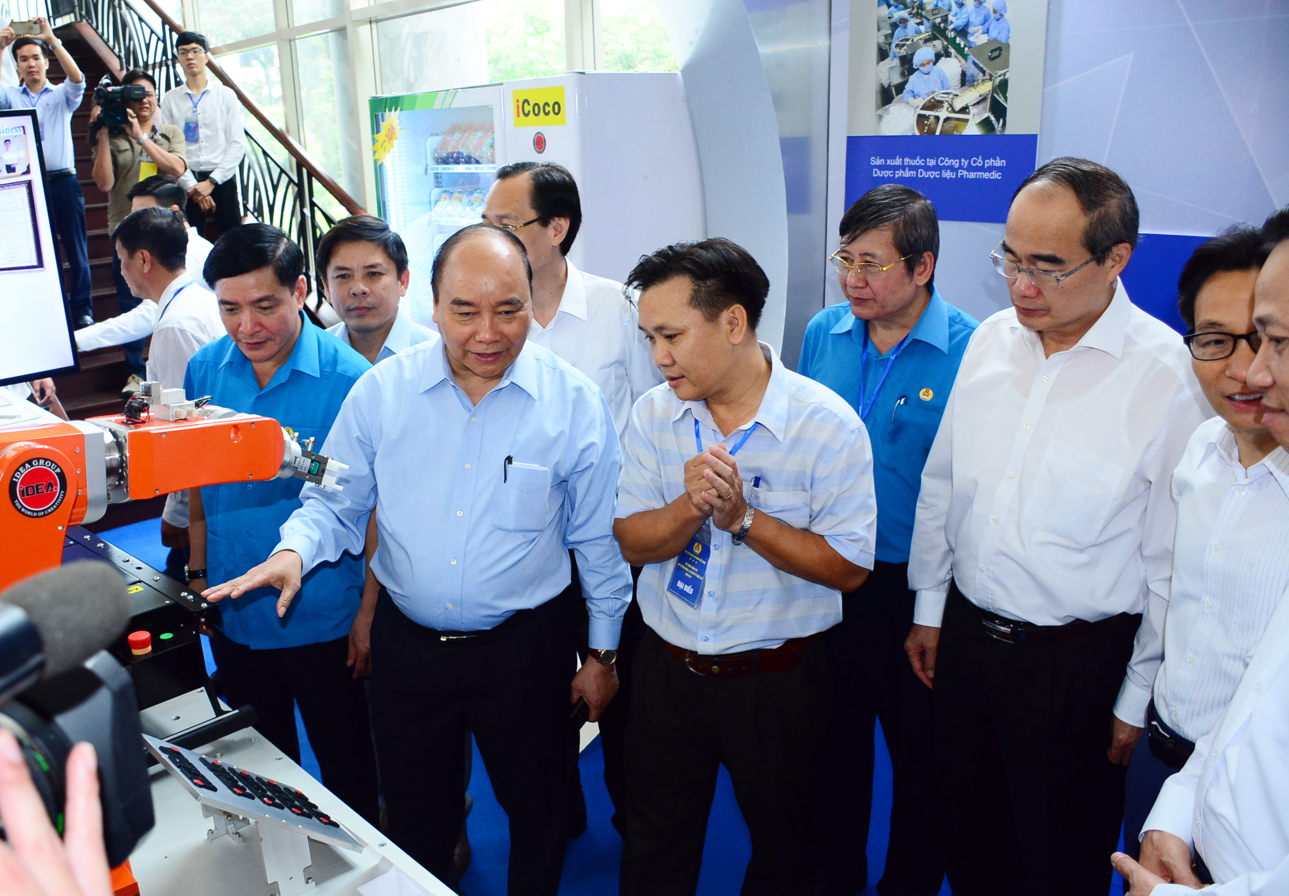 Thủ tướng Chính phủ Nguyễn Xuân Phúc gặp gỡ công nhân, lao động kỹ thuật cao