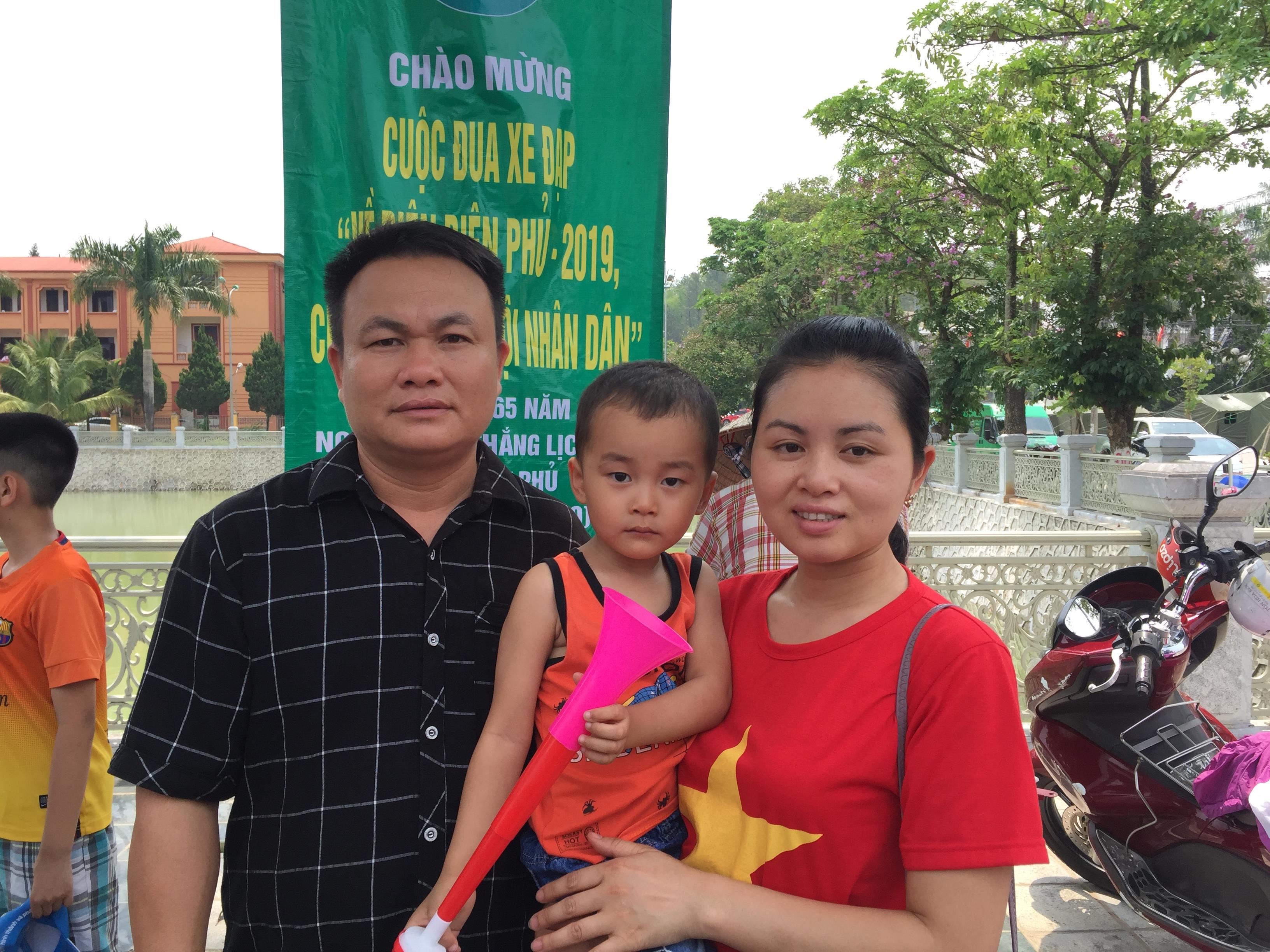 Chuyện trên đường đua:Cả nhà “đội nắng”