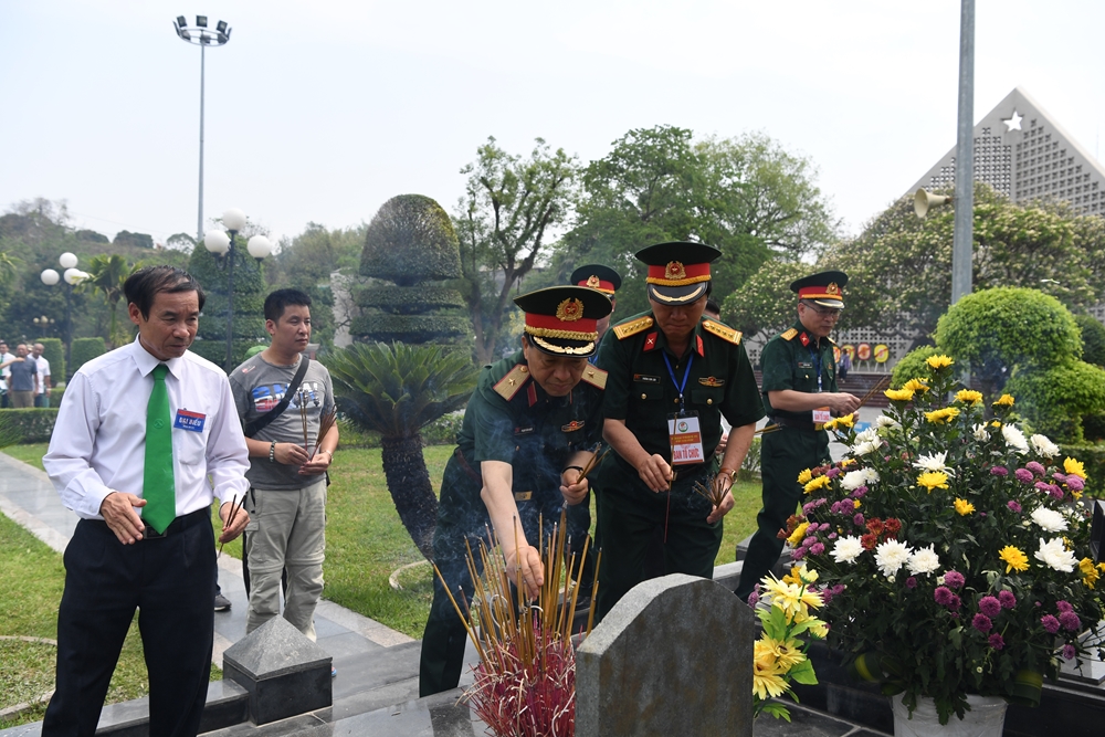 Tại TP Điện Biên Phủ, Ban tổ chức cuộc đua đã tới dâng hương tại Nghĩa trang liệt sĩ A1.