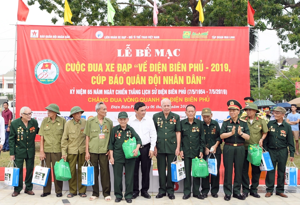Cuộc đua xe đạp “Về Điện Biên Phủ 2019 - Cúp Báo Quân đội nhân dân” không chỉ đơn thuần là giải đấu chuyên môn, mà còn được đồng hành bằng nhiều hoạt động tri ân, đền ơn đáp nghĩa tại các địa phương đoàn đua đi qua.