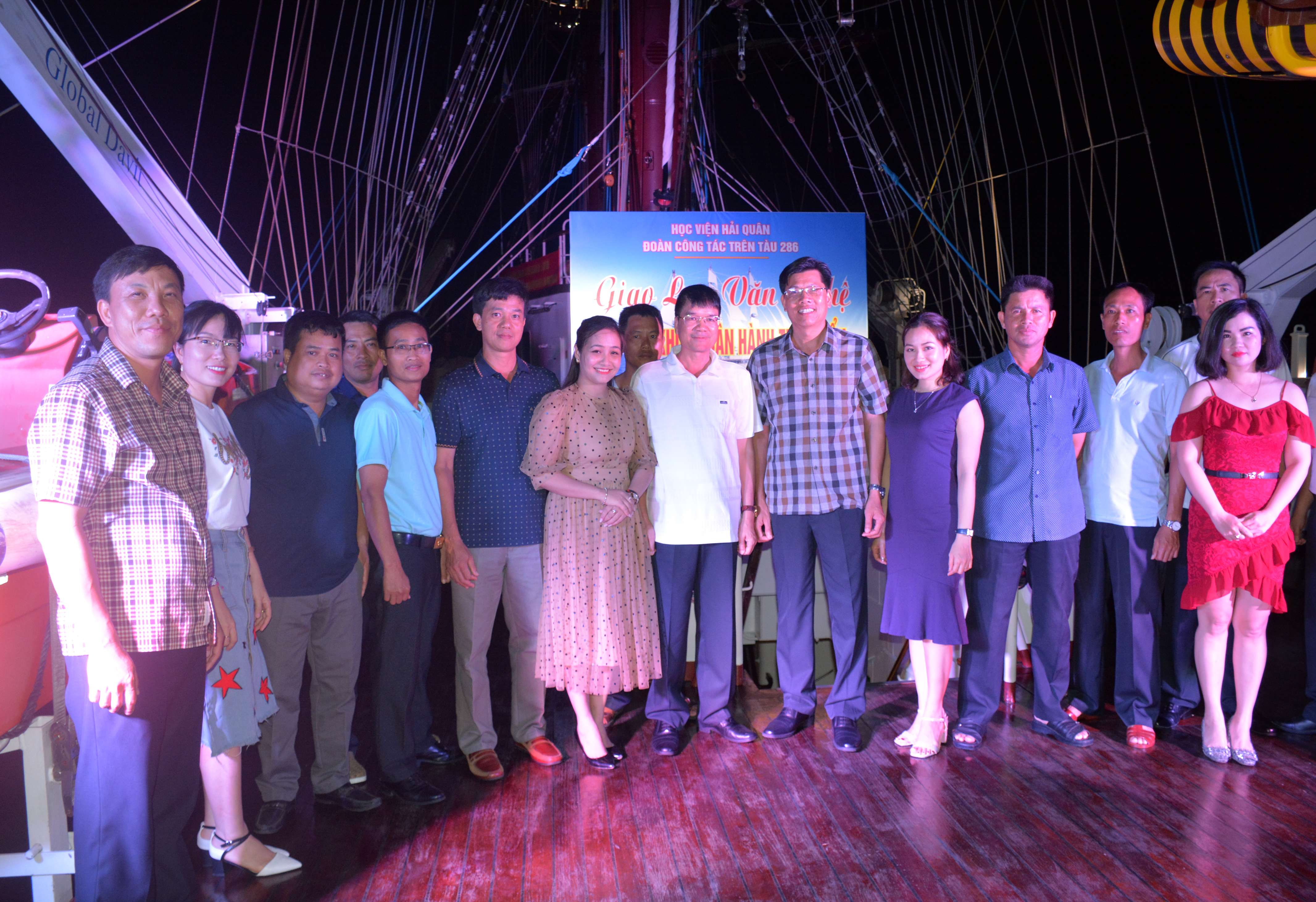 Sinh nhật đồng đội giữa trùng khơi