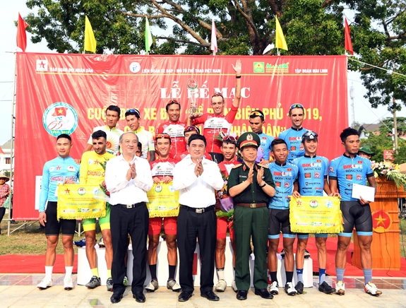 Khẳng định chuyên môn, sâu nặng nghĩa tình