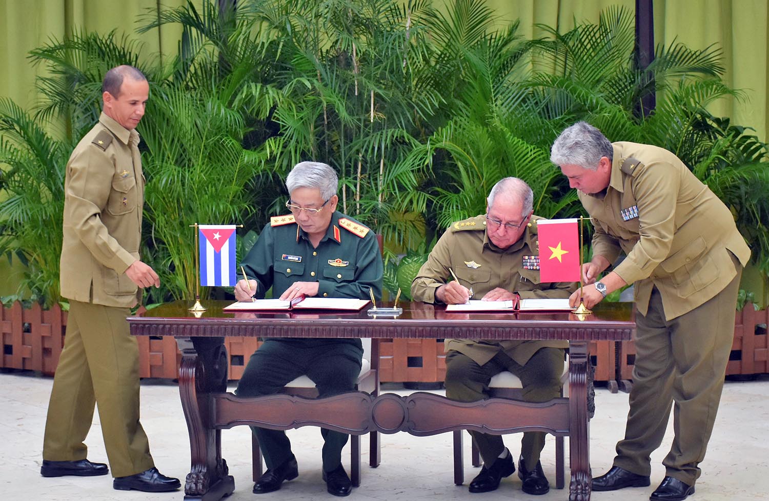 Thượng tướng Nguyễn Chí Vịnh thăm chính thức Cuba