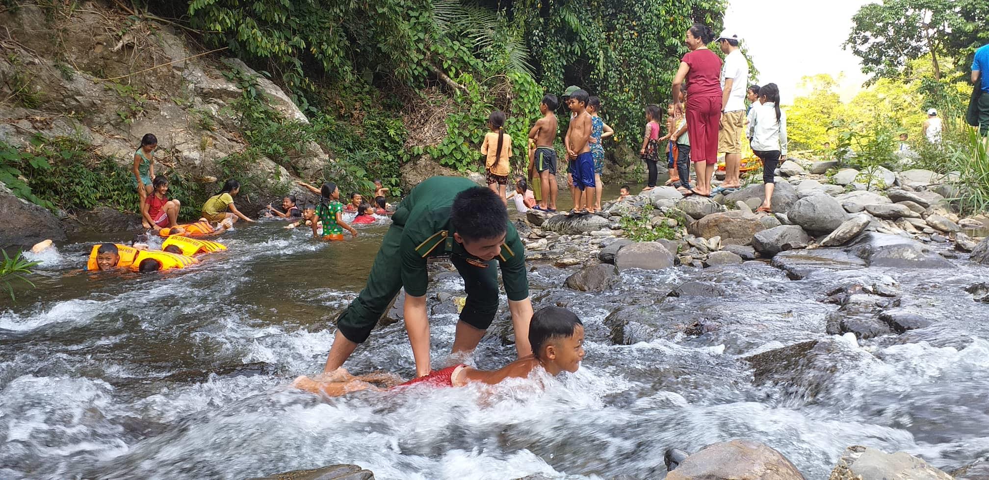 Cần trang bị kỹ năng bơi lội cho học sinh