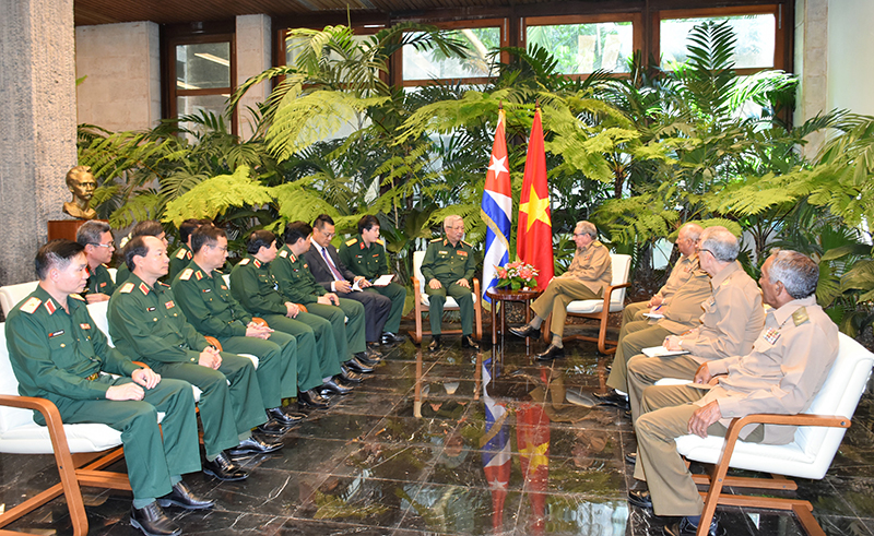 Đại tướng Raul Castro tiếp Thượng tướng Nguyễn Chí Vịnh

