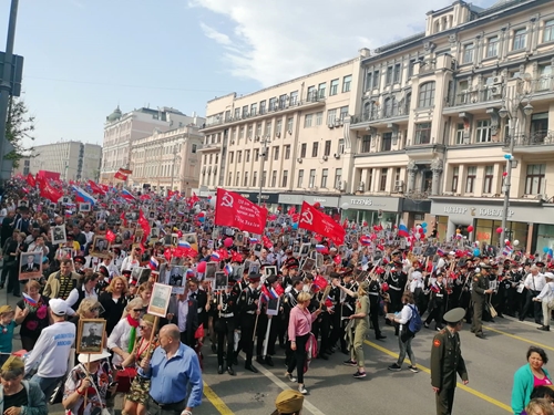 Đông đảo người dân Moscow tham gia tuần hành “Trung đoàn bất tử”