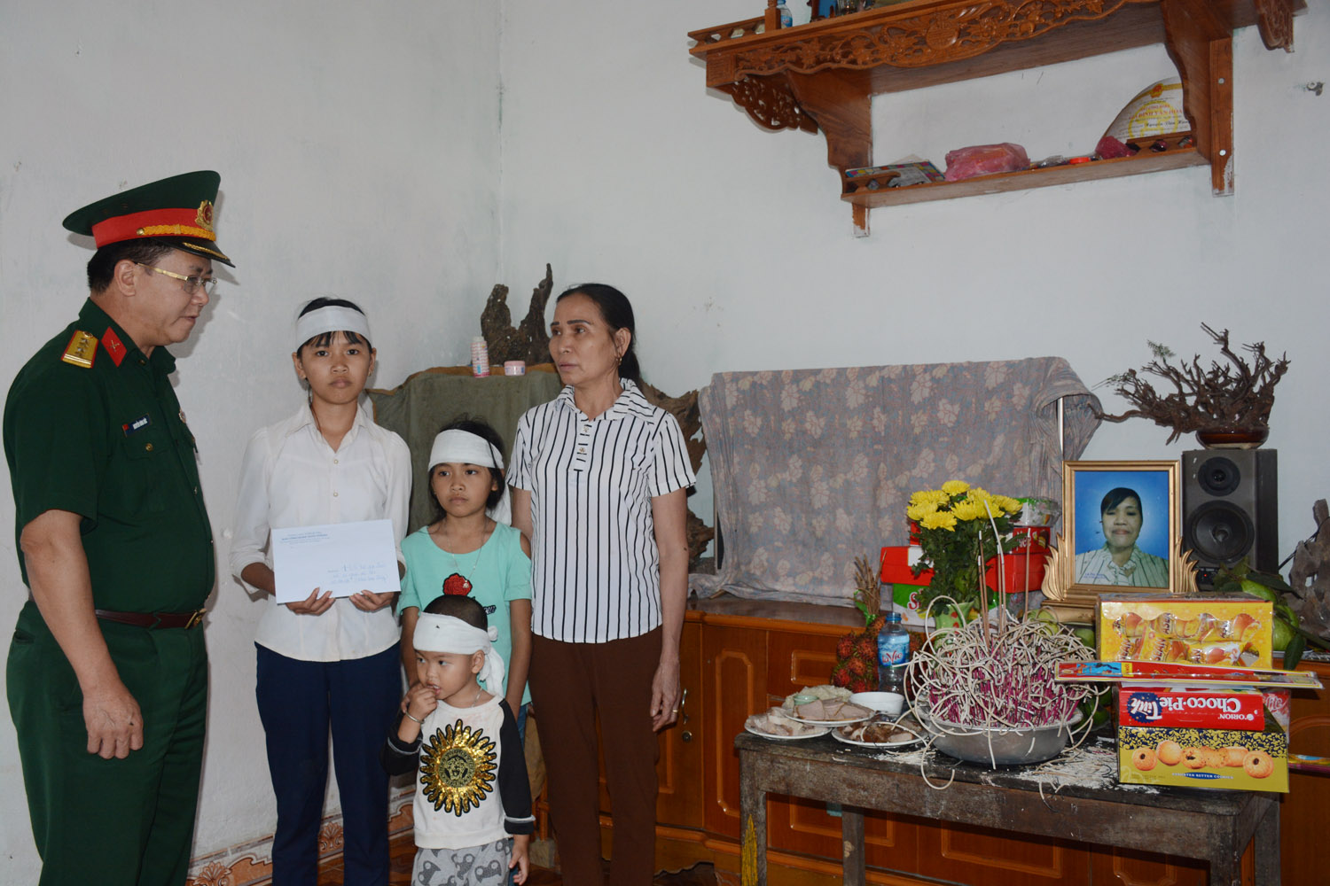 Xót xa cảnh mẹ qua đời để lại 3 người con thơ dại

