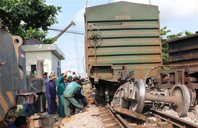 Khắc phục xong sự cố tàu trật bánh