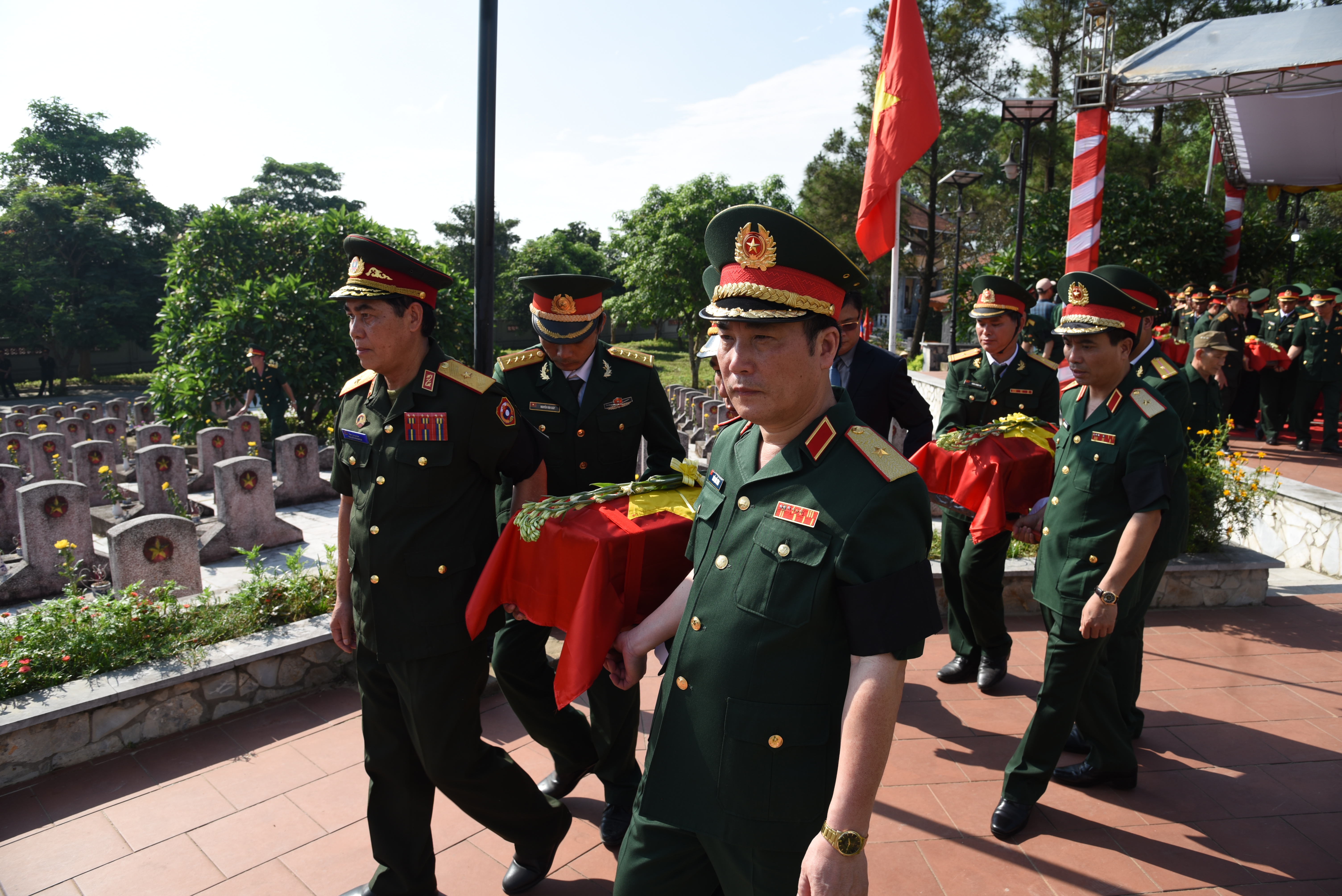 Nghệ An tổ chức truy điệu và an táng 98 hài cốt liệt sĩ Việt Nam hy sinh tại Lào 

