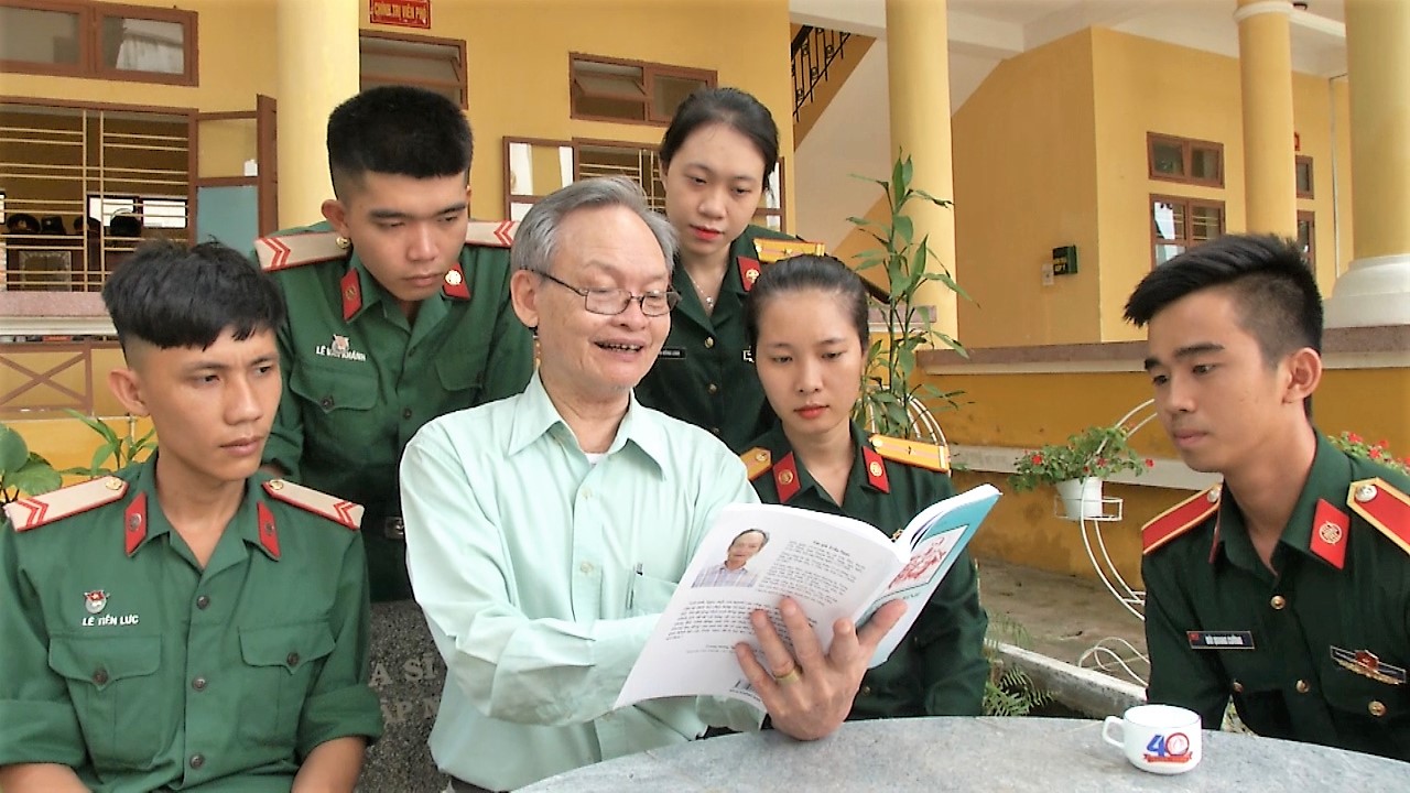 Người dành trọn một đời vẽ tranh về Bác Hồ