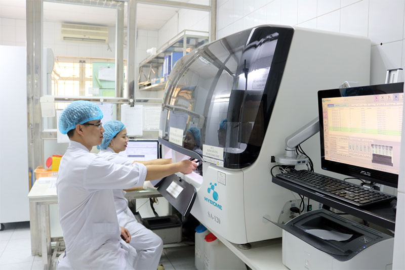 Giữ vững và phát huy phẩm chất người thầy thuốc quân y