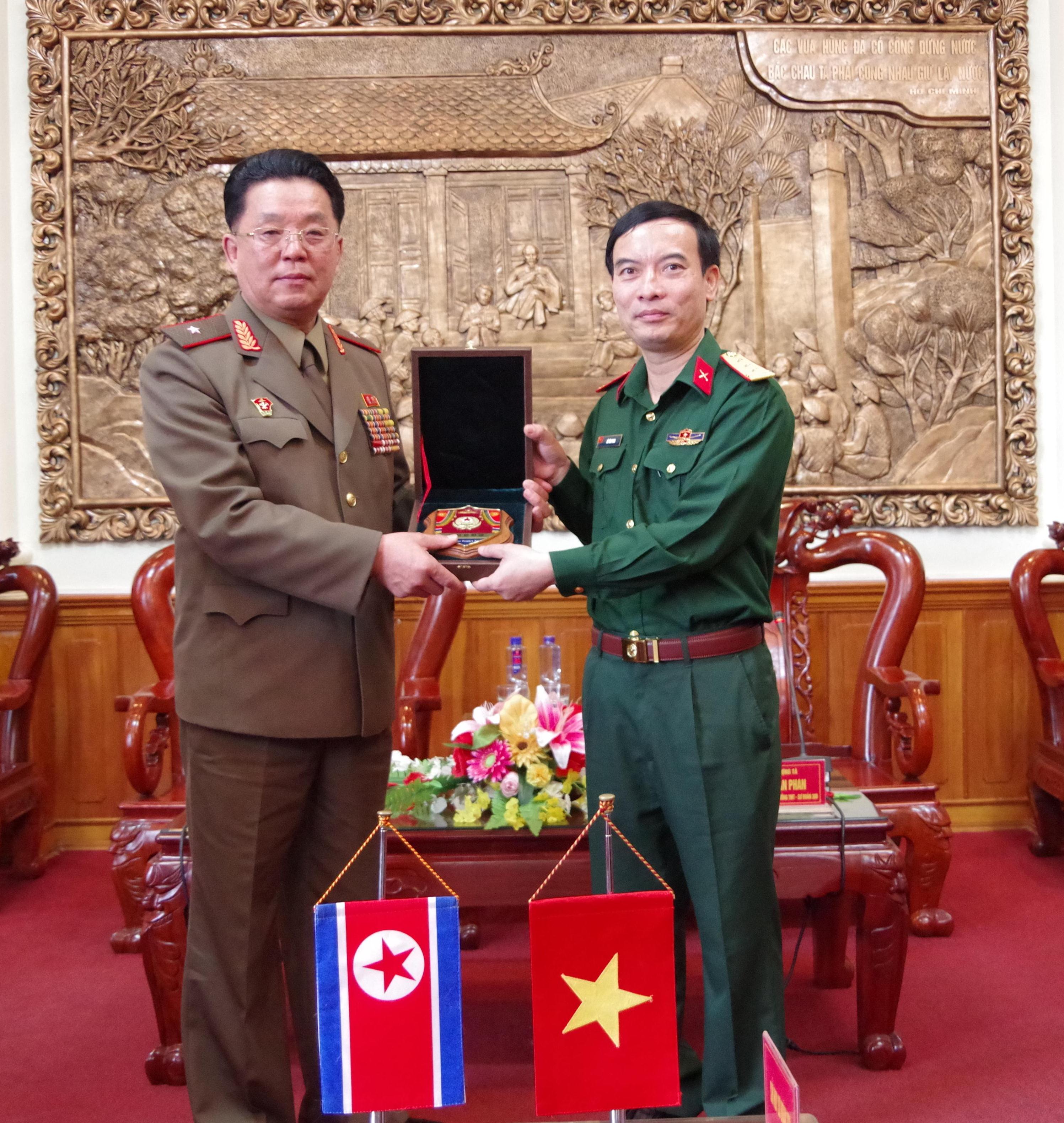 Thực hiện nhiệm vụ đối ngoại quốc phòng ở một sư đoàn