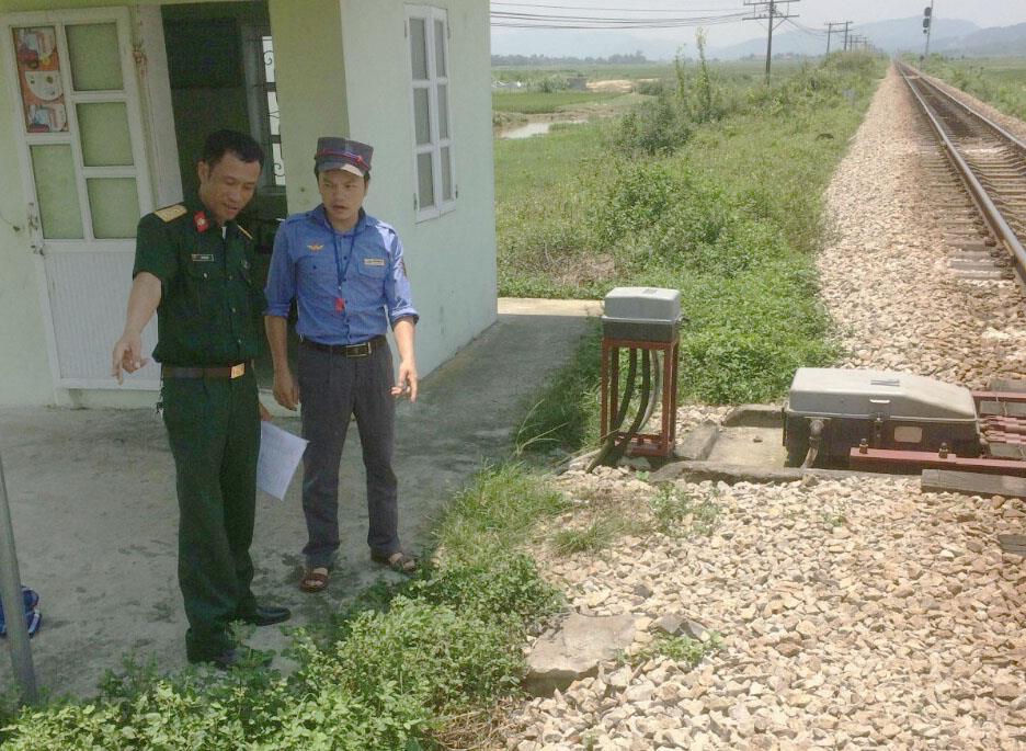 Dựa vào dân để bảo vệ đường dây thông tin