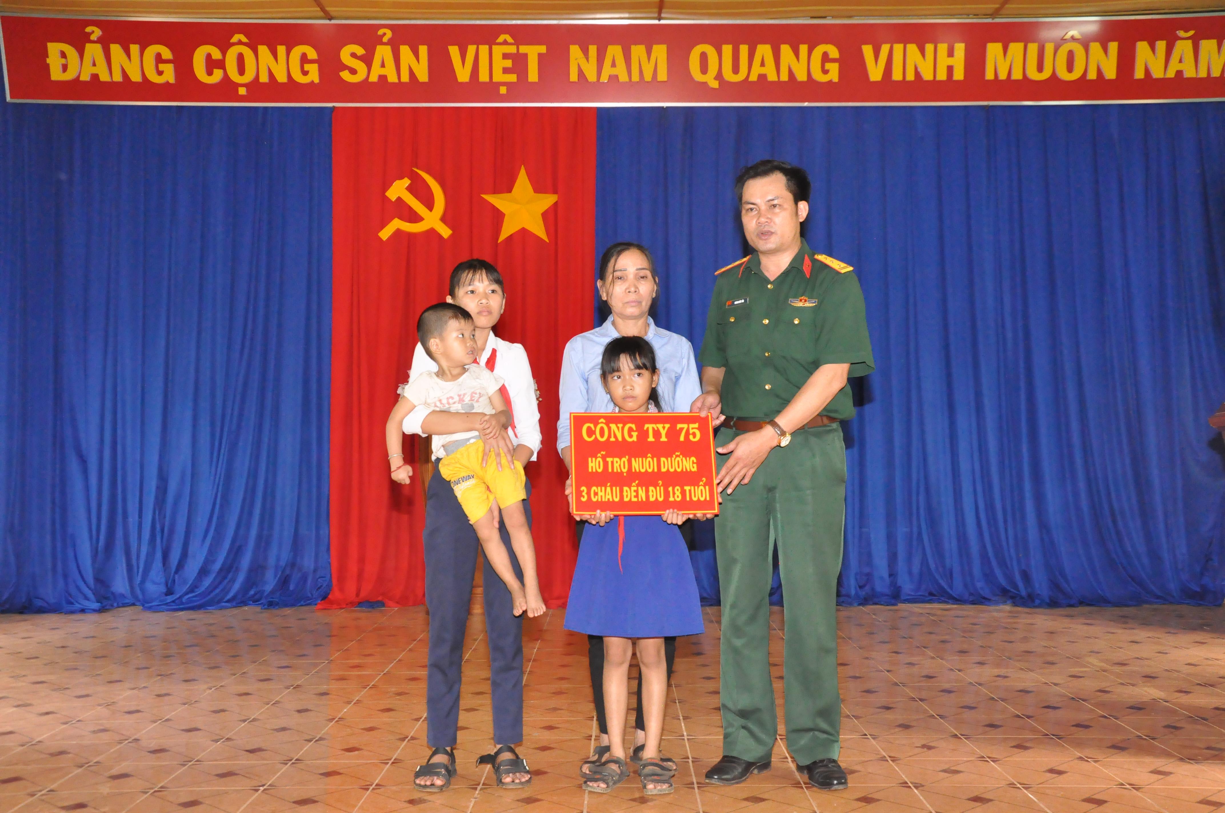 Hơn 406 triệu đồng hỗ trợ 3 cháu mồ côi cha mẹ

