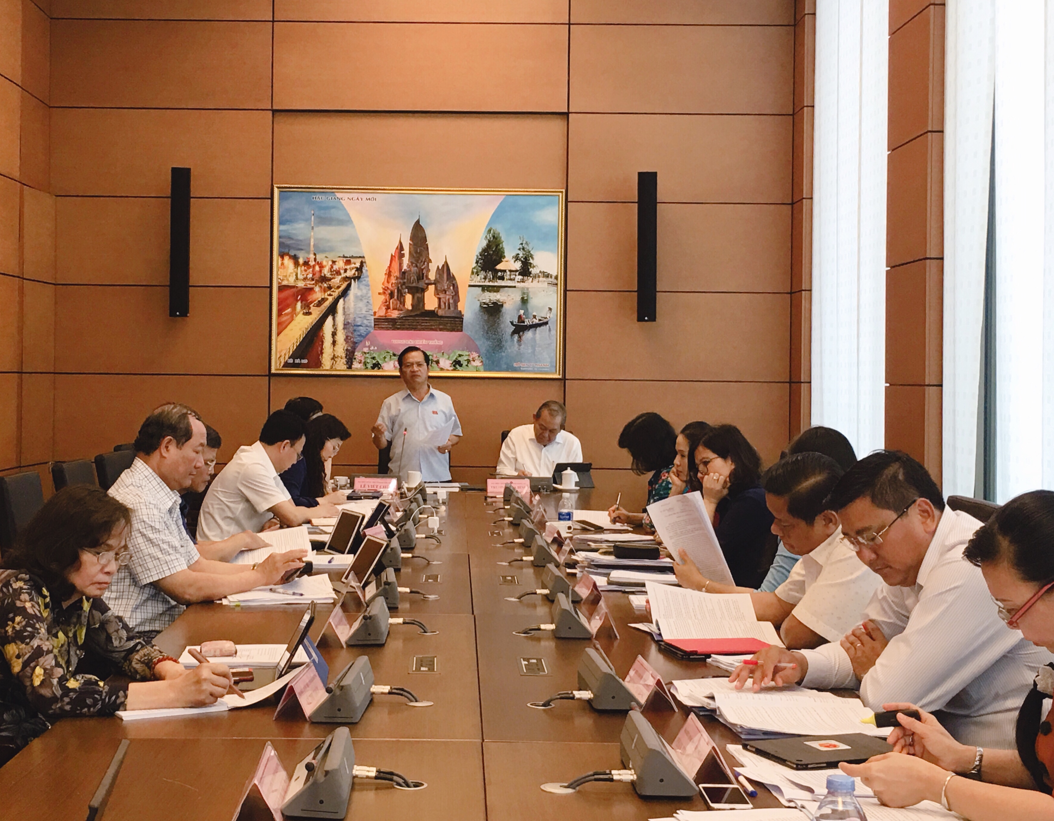 Nhiều đại biểu Quốc hội quan tâm đến việc điều chỉnh giá điện, xăng dầu