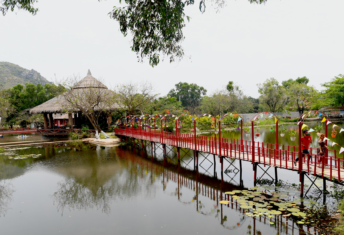 Hệ thống nhà hàng thơ mộng, sang trọng giới thiệu các món ăn đặc sản.