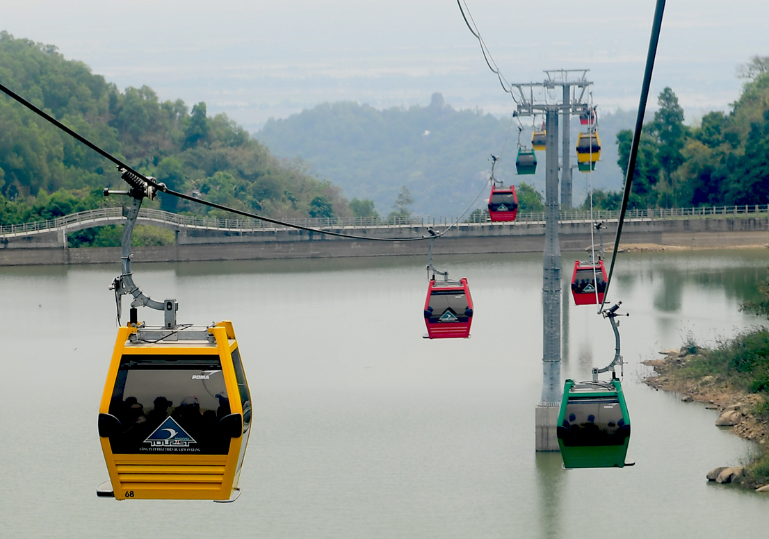 Hệ thống cáp treo hiện đại đưa du khách lên núi nhanh hơn và chiêm ngưỡng toàn cảnh núi rừng,hồ nước mênh mông của vùng 