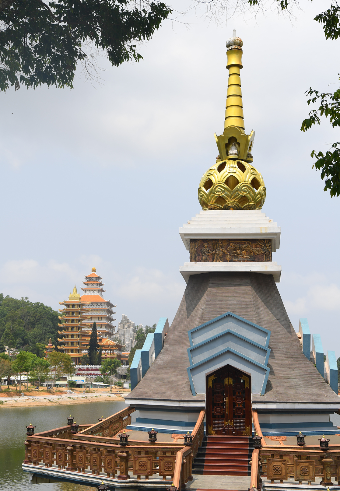 Chùa Phật Lớn nhìn ra tháp Chăm bên bờ hồ Thủy Liêm.