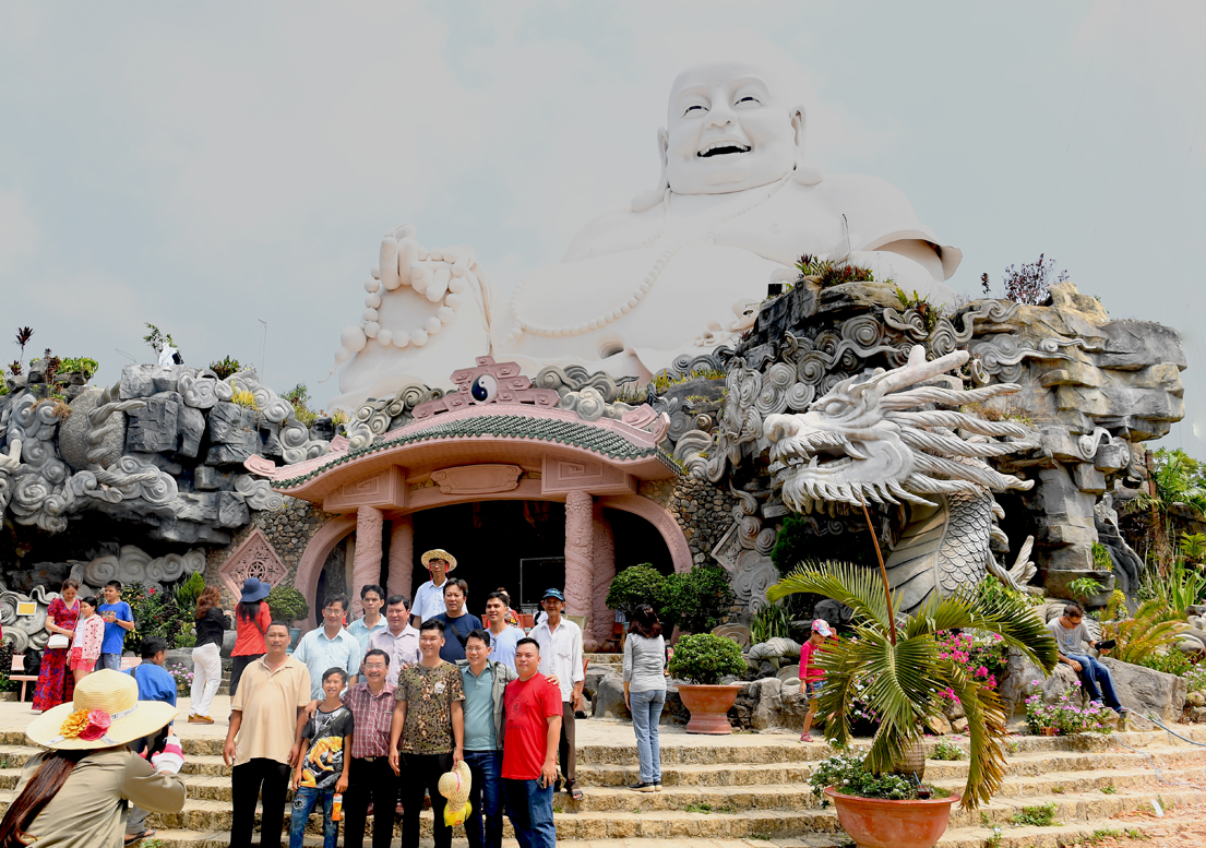 Tượng Phật Di Lặc lớn nhất châu Á trên đỉnh núi Cấm.