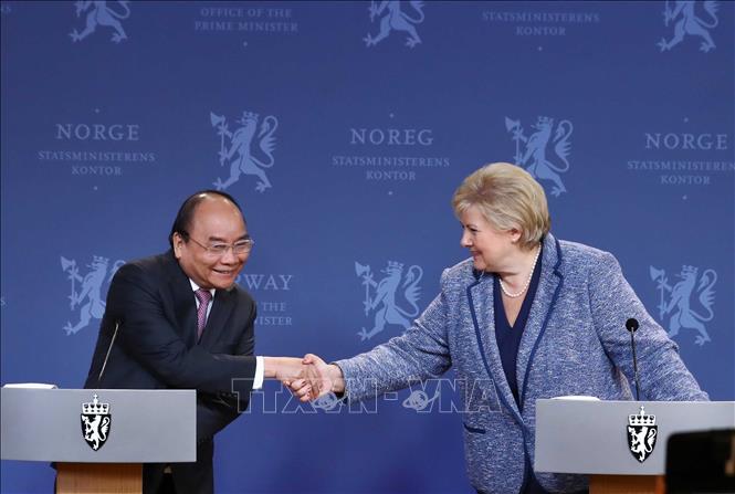 Thủ tướng Nguyễn Xuân Phúc và Thủ tướng Na Uy Erna Solberg chủ trì họp báo 