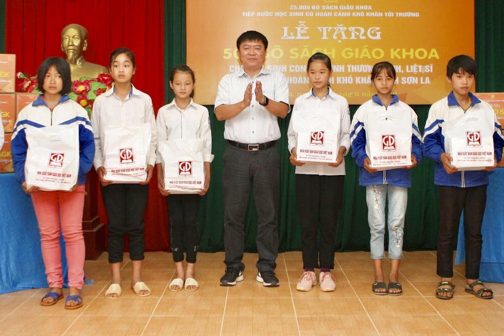 Trao tặng học sinh Sơn La 500 bộ sách giáo khoa 