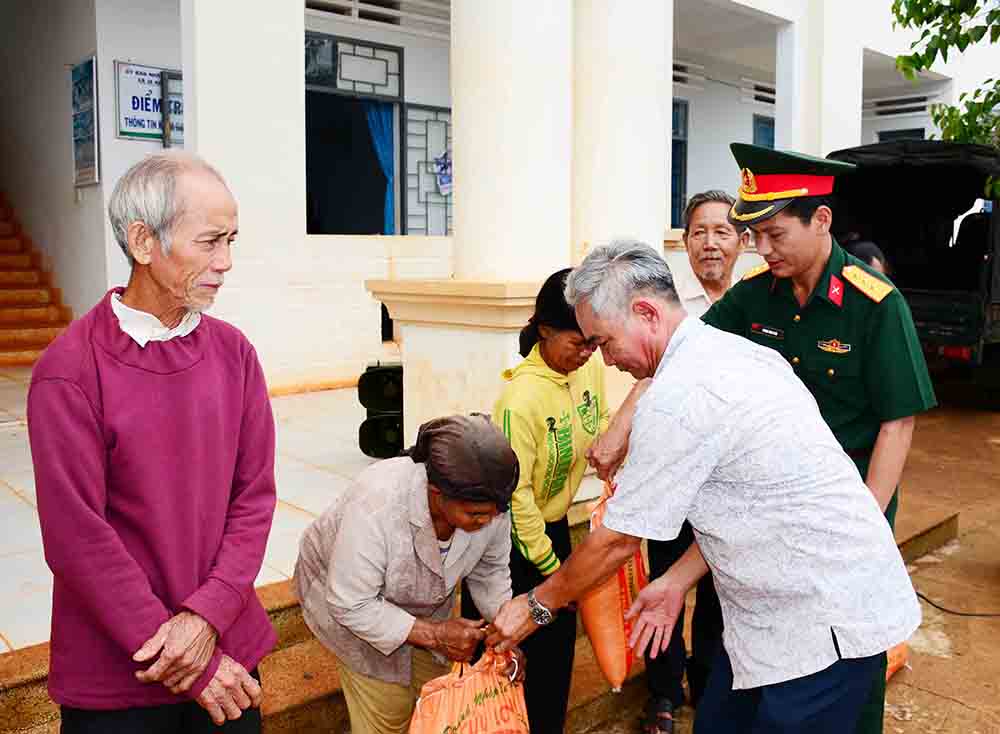 Công ty 72 hỗ trợ bà con vùng biên giới hơn 8 tấn gạo 

