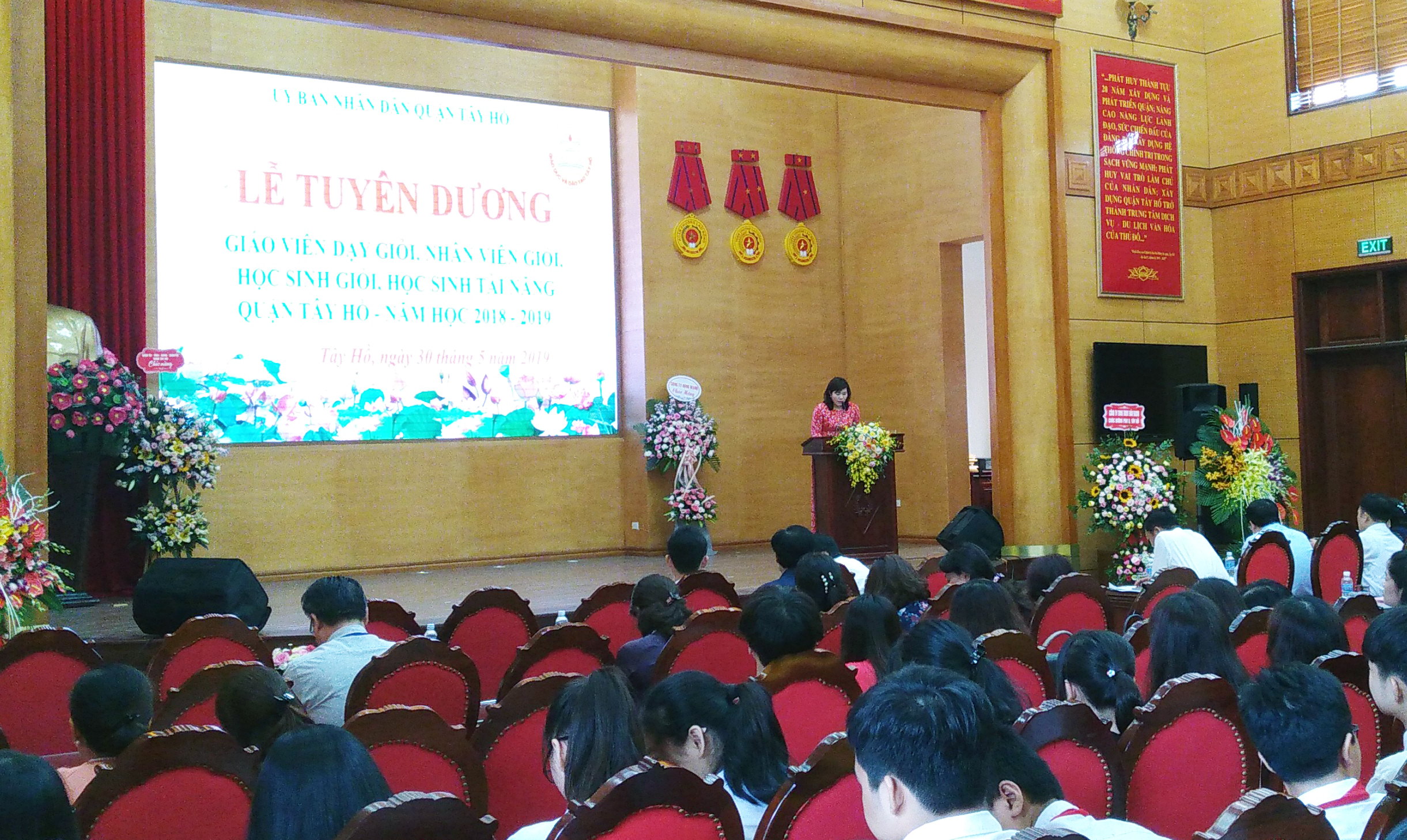 Quận Tây Hồ tuyên dương và khen thưởng giáo viên, nhân viên, học sinh giỏi năm 2018-2019