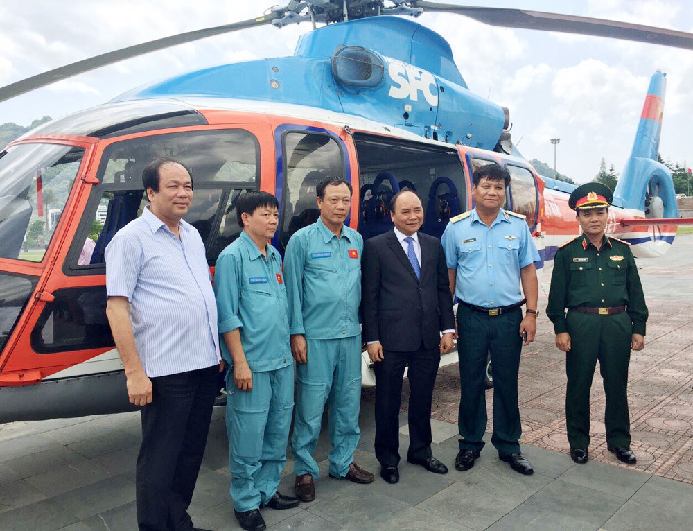 Trong những năm qua, Binh đoàn 18 đã tổ chức hàng trăm chuyến bay chuyên cơ phục vụ lãnh đạo Đảng, Nhà nước công tác ở trong nước và nước ngoài. Trong ảnh: Trực thăng EC-155B1 của binh đoàn bay chuyên cơ phục vụ Thủ tướng Nguyễn Xuân Phúc trong một chuyến công tác tại các tỉnh phía Bắc.