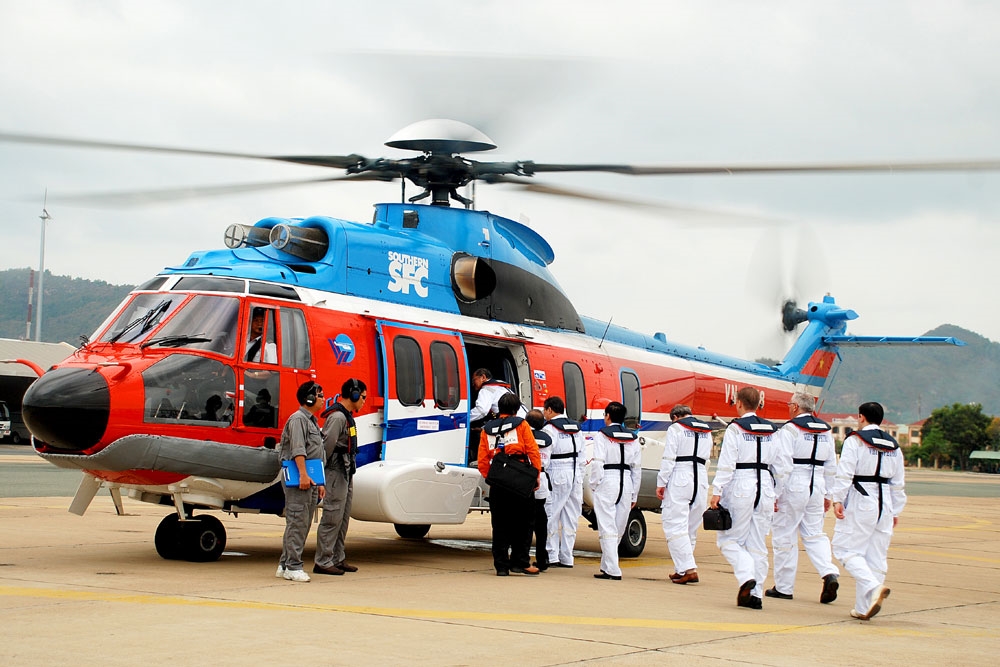 Máy bay của Công ty Trực thăng miền Nam (Binh đoàn 18) bay chở công nhân các hãng dầu ra giàn khoan.