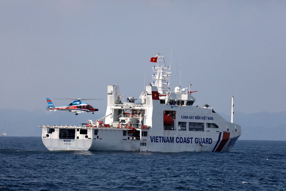 Trực thăng của Binh đoàn 18 huấn luyện cất hạ cánh trên tàu của lực lượng Cảnh sát biển Việt Nam.